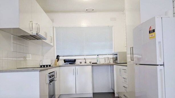 Fridge, microwave, stovetop, toaster - Private Villa Near Train Station (Oak Park)