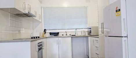 Réfrigérateur, micro-ondes, plaque de cuisson, grille-pain