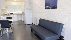 TV - Private Villa Near Train Station (Oak Park)