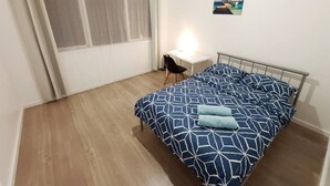 2 bedrooms, desk, iron/ironing board, WiFi (free) - Private Villa Near Train Station (Oak Park)