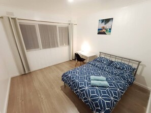 2 habitaciones, escritorio, tabla de planchar con plancha y wifi gratis 