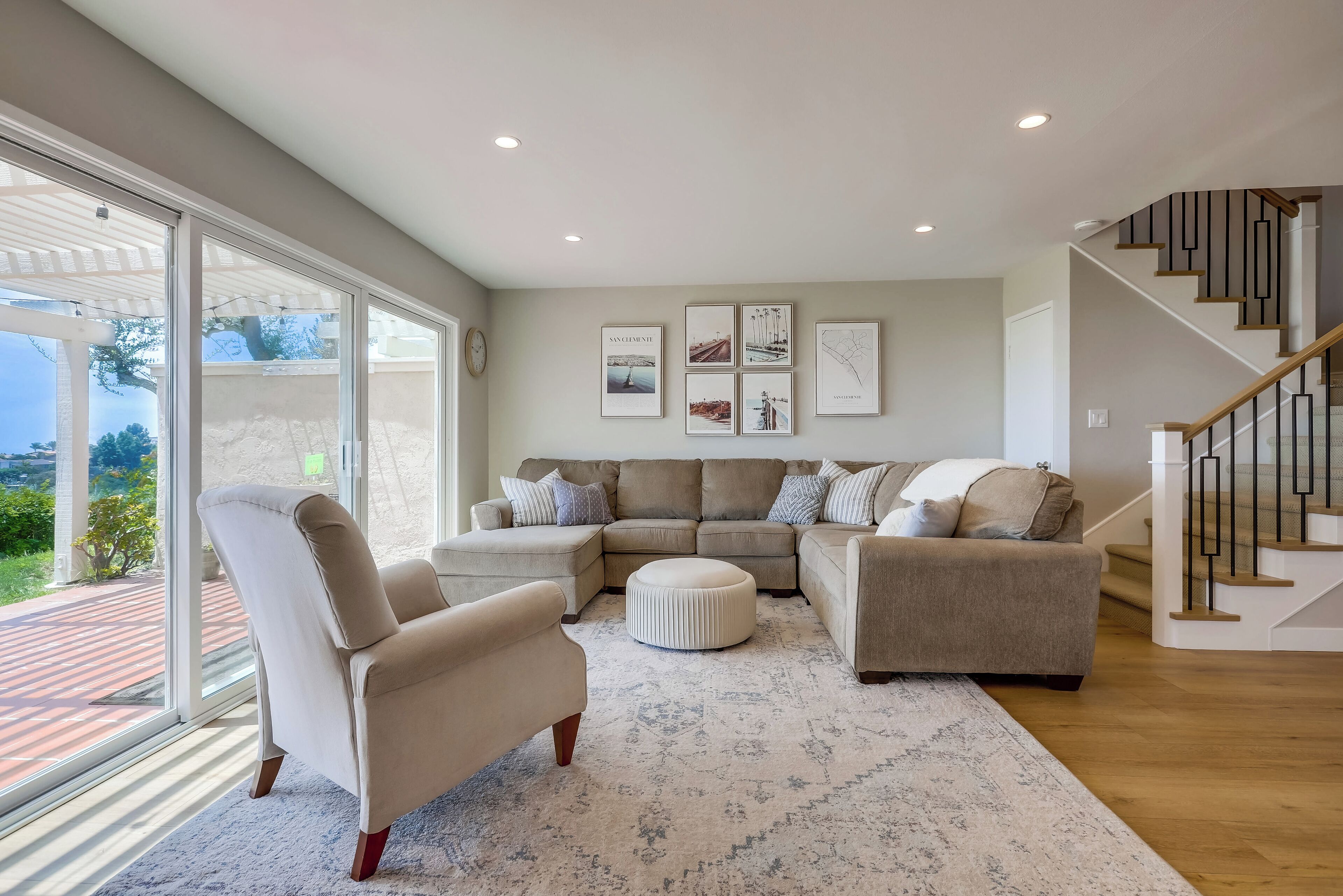 Remodeled family-sized home with panoramic ocean views - 5 min from the beach!