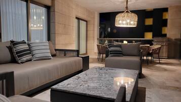 Apartment, 3 Bedrooms, Accessible, Smoking | Living room | Books