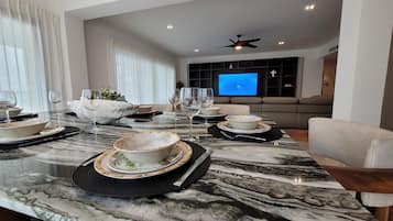 Apartment, 3 Bedrooms, Accessible, Smoking | Dining room