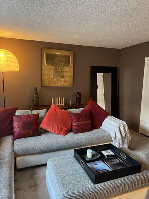 TV - West Hollywood Condo In the heart of West Holllywood! Walk to everything! (West Hollywood)