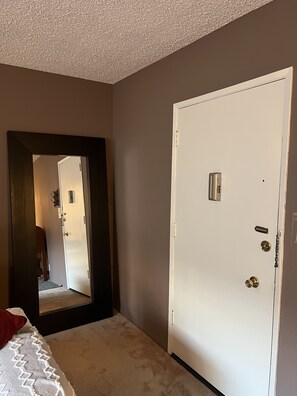 1 slaapkamer, een strijkplank/strijkijzer, wifi, beddengoed