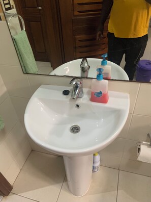 Haartrockner, Handtücher, Seife, Toilettenpapier