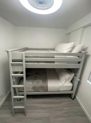 1 dormitorio, tabla de planchar con plancha, wifi gratis y ropa de cama