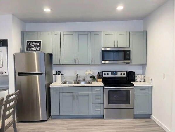 Frigorífico, microondas, horno y placa de cocina