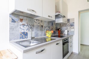 Fridge, oven, stovetop, dishwasher