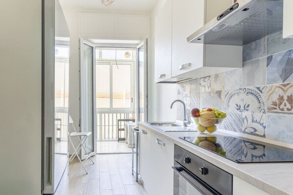 Fridge, oven, stovetop, dishwasher