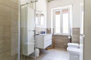Douche, sĂšche-cheveux, bidet, serviettes fournies