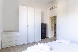 2 bedrooms, iron/ironing board, internet