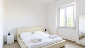 2 bedrooms, iron/ironing board, internet