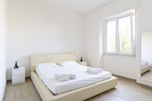 2 室のベッドルーム、アイロン / アイロン台、インターネット