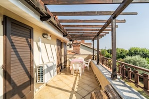 Outdoor dining - GuestHost - Visogliano Roomy Apt w/ Terrace near the Station (Duino)