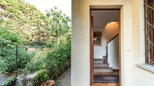Eine Treppe führt zu einem Raum mit Blick auf einen Hügelgarten.