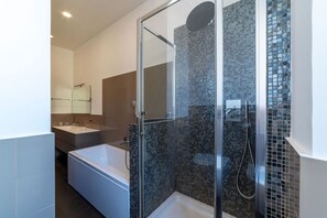 Bathtub, bidet - GuestHost - Vittorio Emanuele Elegant Apartment (Roma)