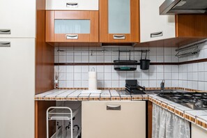 Kylskåp, mikrovågsugn, spishäll och grytor/köksredskap