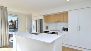 Kylskåp, mikrovågsugn, ugn och spishäll