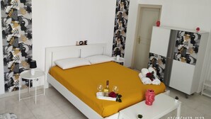 Un dormitorio ordenado con cama, mesita de noche y armario.