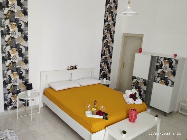 5 bedrooms, desk, iron/ironing board, WiFi