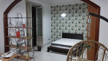 5 Schlafzimmer, Schreibtisch, Bügeleisen/Bügelbrett, WLAN