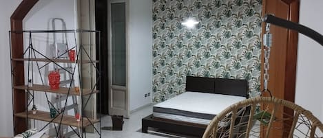 5 bedrooms, desk, iron/ironing board, WiFi
