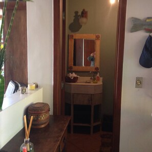 Secador de cabelo, toalhas de banho, sabonete, papel higiênico