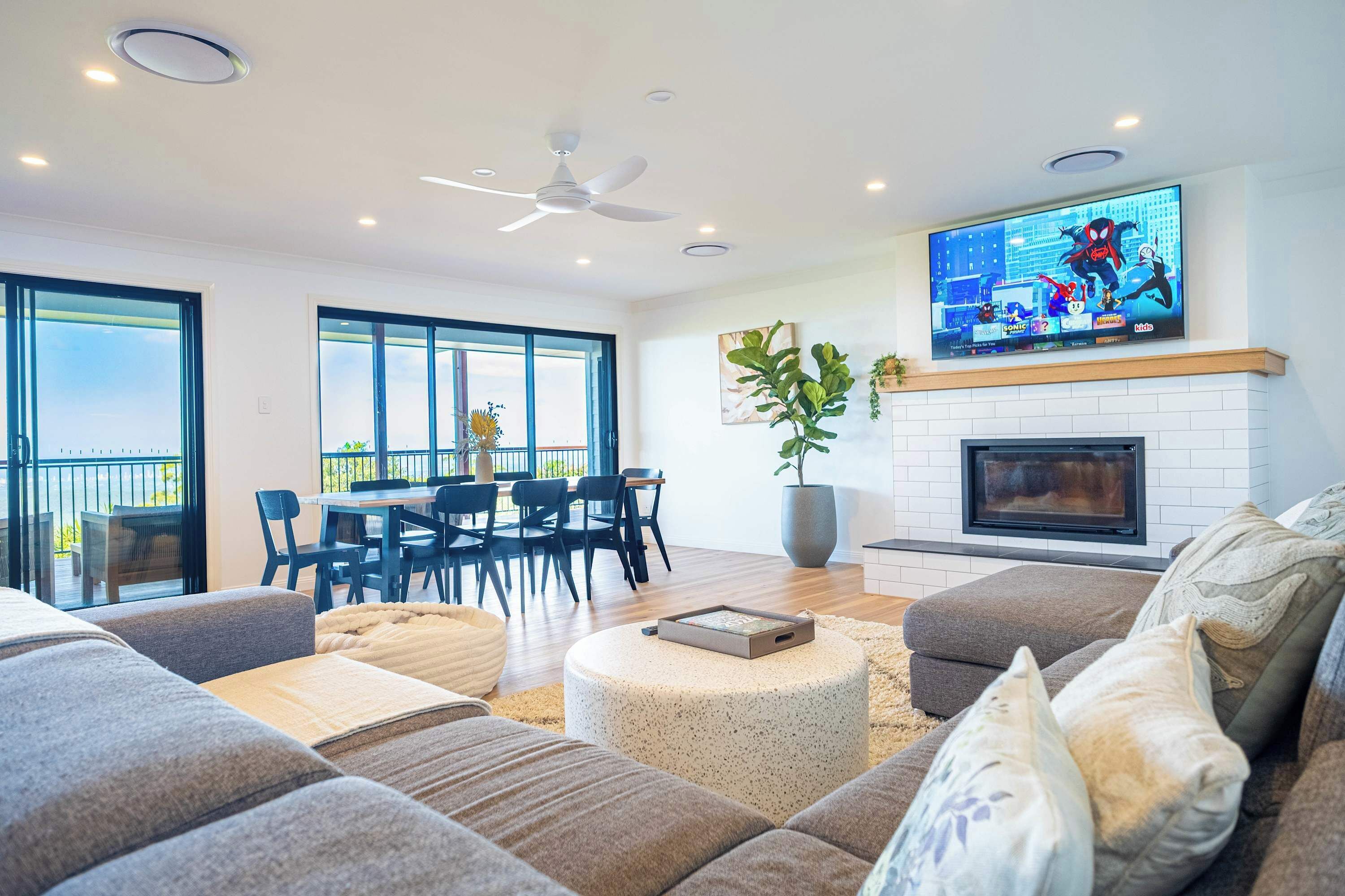 Een smart-tv en een open haard
