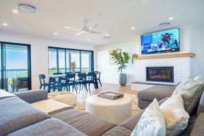 Smart TV, fireplace