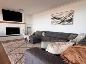 Smart TV, fireplace