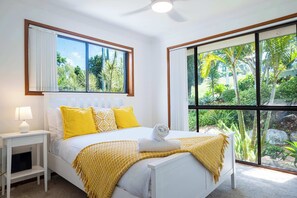5 bedrooms, iron/ironing board, WiFi, bed sheets