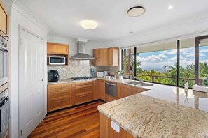 Fridge, microwave, oven, stovetop - Family Home on the Mountain (Tamborine Mountain)