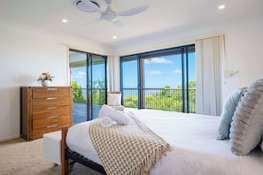 5 bedrooms, iron/ironing board, WiFi, bed sheets