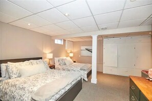 1 slaapkamer, een strijkplank/strijkijzer, gratis wifi, beddengoed