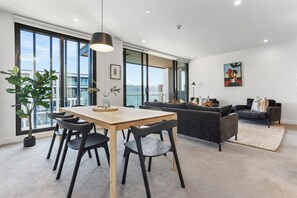Deluxe Apartment | Dining room - Sunny and Spacious in Wynyard Quarter (Auckland)