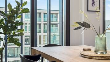 Deluxe Apartment | In-room dining