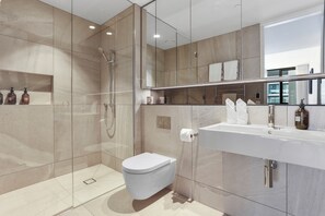 Deluxe Apartment | Bathroom