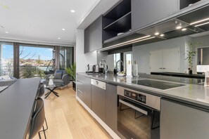 Refrigerador con freezer, horno, placa de cocina, lavavajillas