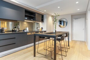 Deluxe Apartment | Dining room - Light & relaxing on city fringe (Auckland)