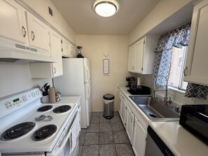 Køleskab, mikrobølgeovn, ovn, kogeplade