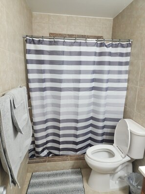 Douche, sĂšche-cheveux, serviettes fournies, savon