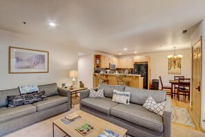 Una televisión, una chimenea