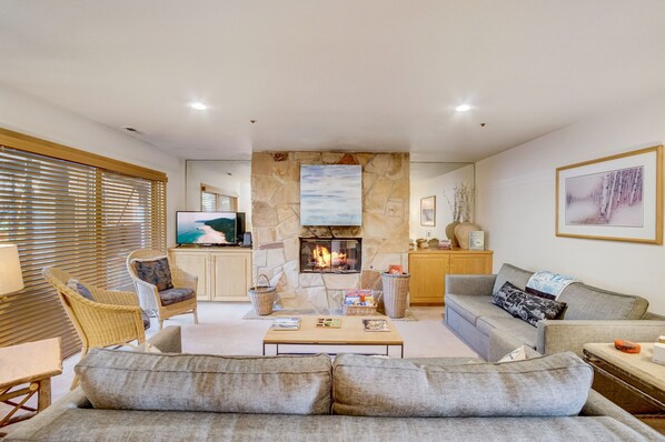 TV, fireplace