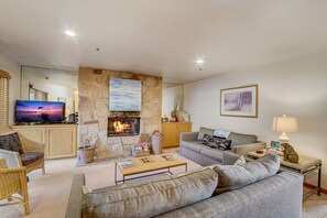 Una televisión, una chimenea