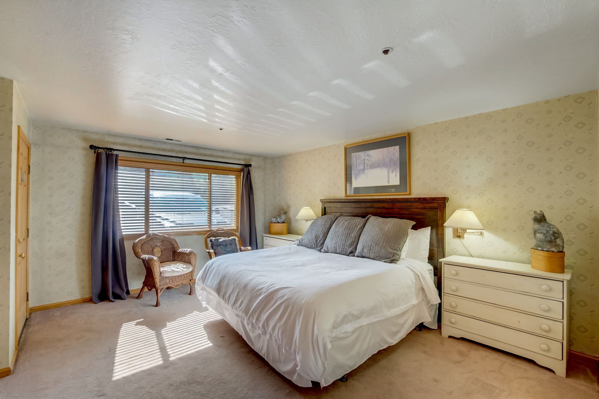 2 dormitorios, tabla de planchar con plancha, cuna de viaje