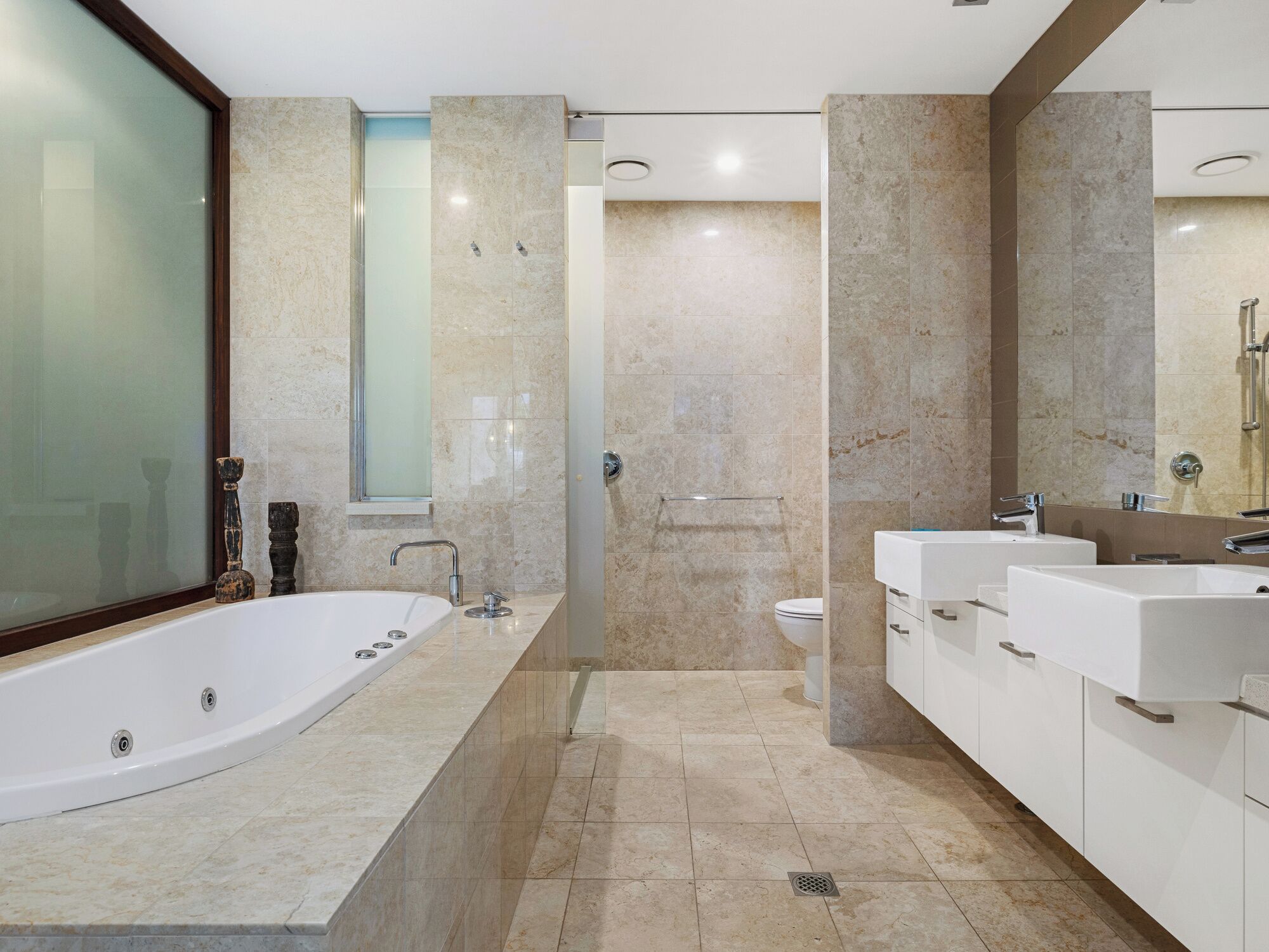 Combined shower/bathtub, hair dryer
