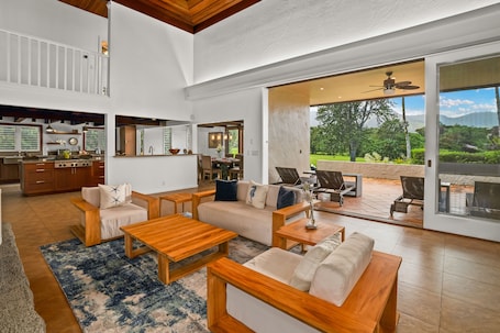 Outdoor dining. Coral Hale 5br 3ba, AC, Private Hot Tub, Mountain Views, Beach Gear, Large Kitchen