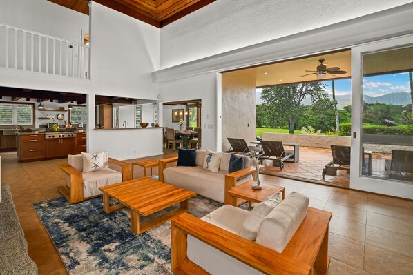 Outdoor dining - Coral Hale 5br 3ba, AC, Private Hot Tub, Mountain Views, Beach Gear, Large Kitchen (Princeville)